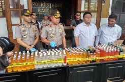 Polrestabes Bandung Sita 3.000 Botol dan 25 Jeriken Miras