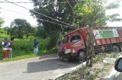 Truk Gas Elpiji Tabrak Tiang Listrik Hingga Ringsek
