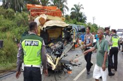 Adu Kambing Bus Vs Truk, 3 Nyawa Melayang di Jalan Lintas Sumatera