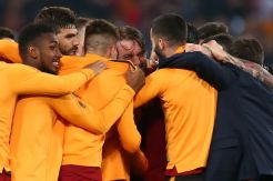 AS Roma Bermain untuk...
