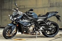 Dibikin Telanjang, BMW...