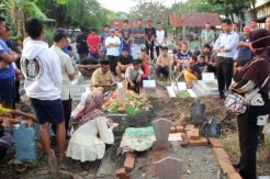 Isak Tangis Warnai Pemakaman Remaja Korban Tembok Ambruk di Cirebon