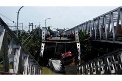 Jembatan Penghubung Lamongan-Tuban Ambruk, Sejumlah Truk Terjun ke Sungai