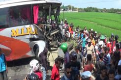 Tabrakan Beruntun Akibat Ugal-ugalan, 3 Bus Nyebur ke Sawah 8 Penumpang Luka