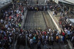 Penumpang Bertambah, Stasiun Duri Kian Penuh Sesak