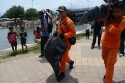 Nelayan Temukan Mayat Misterius Mengapung di Tengah Laut