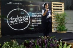 Gadis-Gadis Cantik Layani Pecinta Menu Angkringan di Stasiun Tawang