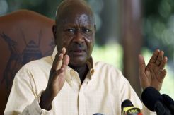 Presiden Uganda Larang...