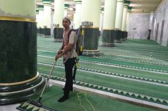 Peringati Hari Hartini, Housekeepers Bersih-bersih Masjid Kauman Semarang
