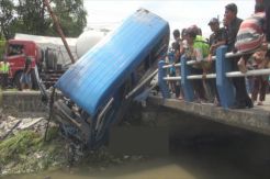 Tabrakan Beruntun, Seorang Ibu di Jombang Tewas Tertimpa Mobil