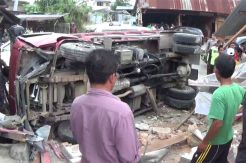 Ditabrak Bus Pariwisata, Truk Terguling dan Timpah Warung Pecel Lele