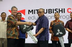 Mitsubishi Beri Lima Kendaraan Praktik kepada 5 SMK