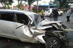 Sopir Mabuk Sabu, Innova Ringsek Usai Seruduk Halte Bus