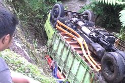 Hindari Material Longsor, Truk Ini Terguling ke Sungai