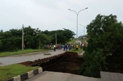 Jalan Menuju Kawasan Wisata Pantai Anyer Ambles