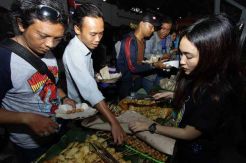 5.000 Bungkus Nasi Angkringan Gratis di Stasiun Tawang