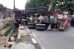 Truk Molen Terguling di Lenteng Agung, Arus Kendaraan Tersendat