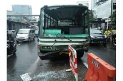 Ngebut, Kopaja P20 Hantam Mobil Pribadi di Kuningan
