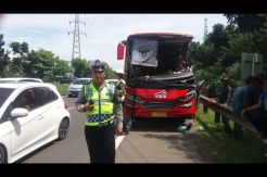 Bus Tabrak Tronton di Tol Padaleunyi, Dosen ITB Tewas