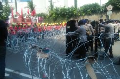 Dilarang ke Bundaran HI, Massa KASBI Nekat Geser Pagar Kawat