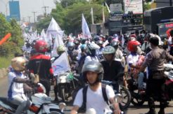Ribuan Buruh Cirebon Turun ke Jalan, Jalur Pantura Macet