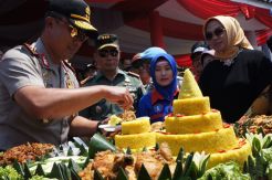 Rayakan May Day di Karawang, Kapolda Jabar Potong Tumpeng dan Sebar Doorprize
