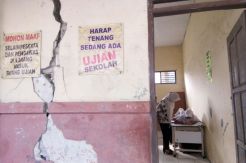 Ruang Kelas Terancam Ambruk, Siswa SD Ini Tetap Fokus Jalani Ujian