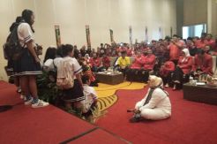 Ini Cara Bupati Cantik Berbalas Pantun Melawan Kritik