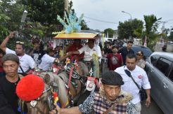Naik Delman, Deddy Mizwar Disambut Antusias Warga