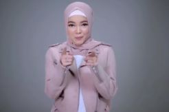 Jelang Ramadhan, Dewi Sandra Ziarah ke Makam Orang Tua