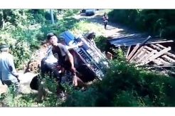 Mobil Terjun ke Sungai Akibat Jembatan Ambruk, Belasan Penumpang Luka