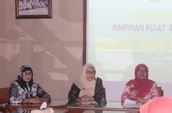 Sambil Menangis Ketua Aisyiyah Ajak Selamatkan Keluarga dari Terorisme