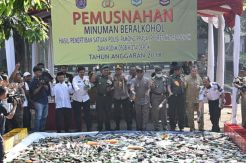 Ribuan Botol Miras Hasil Razia Gabungan Dimusnahkan