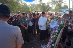 Wakapolri Hadiri Pemakaman Ipda Auzar yang Gugur Ditabrak Mobil Teroris