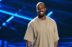 Kanye West Tak Mau Lagi Gunakan Ponsel Saat Beraktivitas