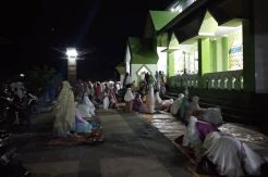 Begini Suasana Salat Tarawih Perdana di Masjid Agung Waisai