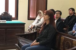 Wanita Cantik Ini Duduk di Kursi Pesakitan, Karena Menipu Rp4,5 Miliar