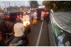 Relawan Khofifah-Emil Turun ke Jalan dan Membagikan Takjil
