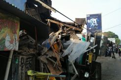Truk Tronton Tabrak 6 Kios di Tangsel