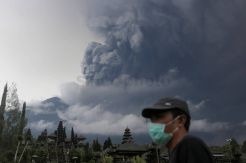 Tadi Sore Gunung Agung Meletus Kembali, Ketinggian Abu Capai 1.000 Meter