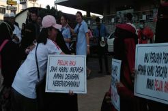 Mengharukan, Muslimah Bercadar di Manado Gelar Aksi Simpatik Peluk Aku