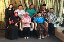 Khofifah Jenguk Gus Sholah di Singapura, Doakan Segera Pulih