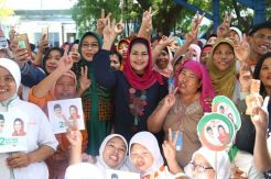 Sambangi Pabrik Kerupuk, Puti Guntur Soekarno Disambut Hangat Buruh