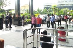 Terjaring OTT, Bupati Busel dan 6 Orang Tiba di Gedung KPK