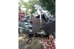 Tabrak Trotoar dan Pohon, Pengemudi Tewas dan Satu Kritis