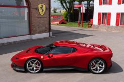 Si Seksi Ferrari SP38 Langsung Digeber di Lintasan Fiorano