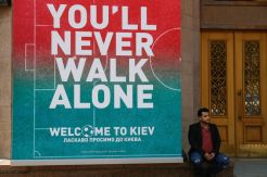 Gagal Terbang ke Kiev, Fans Liverpool Tertahan di Bandara