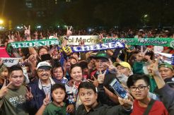 Duduk Lesehan, Gus Ipul Berbaur dengan Ribuan Suporter Liverpool dan Real Madrid