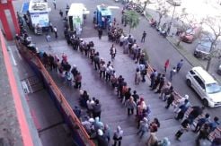 Ribuan Orang Rela Antre Tiga Jam Demi Tukar Uang Baru