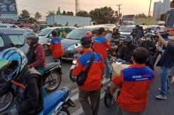 Rescue Perindo Bekasi Bagikan 400 Bungkus Takjil ke Pengendara